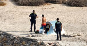 El dron de la Guàrdia Urbana detecta una acampada il·legal al Fortí de la Reina