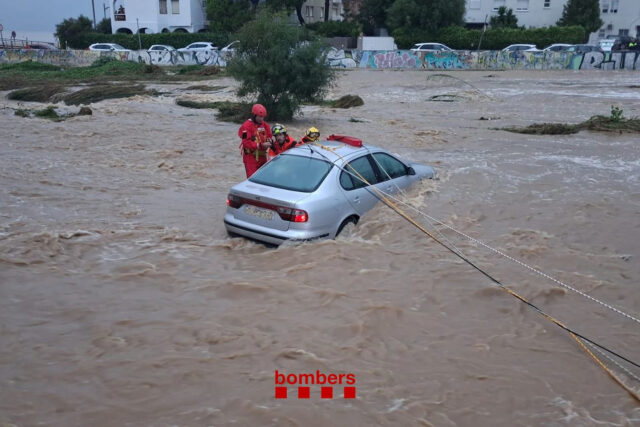 Bombers rescat cotxe inundacio vendrell