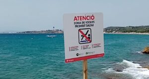 L’Ajuntament instal·la cartells a les platges per advertir de la prohibició de saltar des de les roques