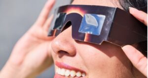 Salut alerta que mirar directament l’eclipsi pot provocar lesions oculars greus