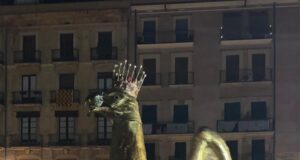 El groc pren les escales de Tarragona durant la Baixada de l’Àliga