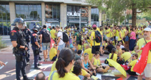 Uns 500 docents es manifesten a Tarragona el primer dia de curs