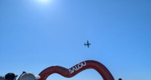 Milers de persones miren l’espectacle aeri al cel de Salou