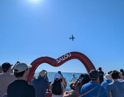 Milers de persones miren l’espectacle aeri al cel de Salou