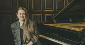 Carrer Major | Laura Farré mostra la connexió entre la música i les matemàtiques al CaixaForum Tarragona