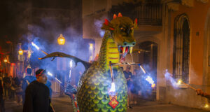 La Veïna Dragonina celebra 40 anys amb una gran festa de foc i cultura popular a Constantí